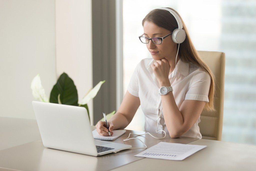 woman watching a coaching video