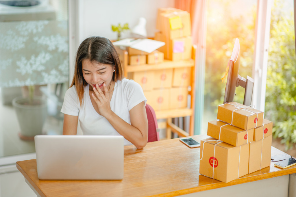 woman on online business