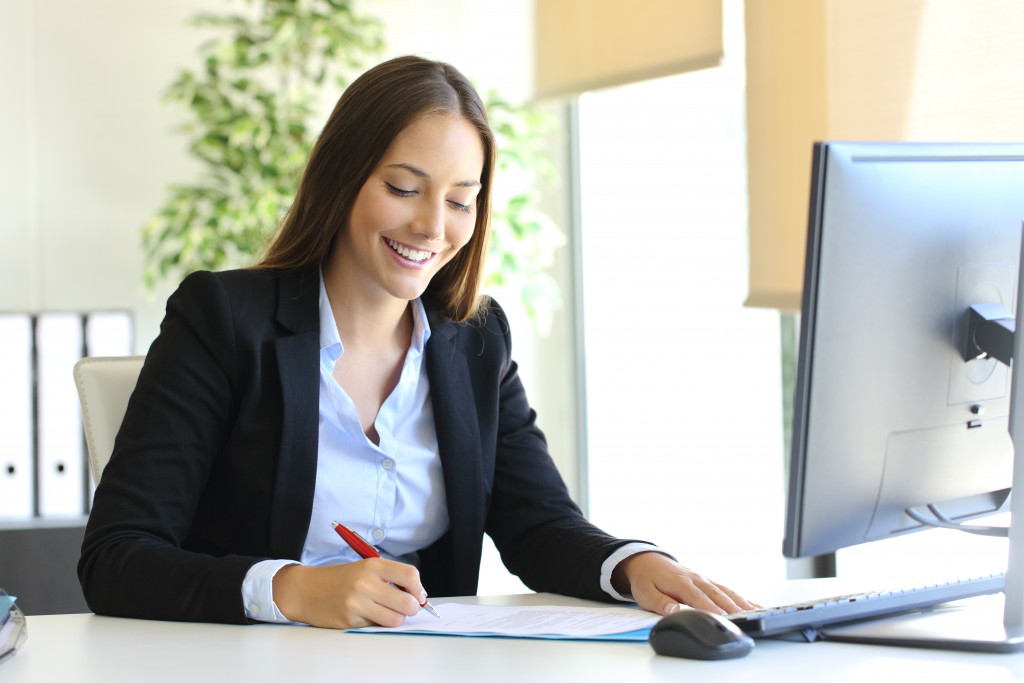 a female expert witness making a report