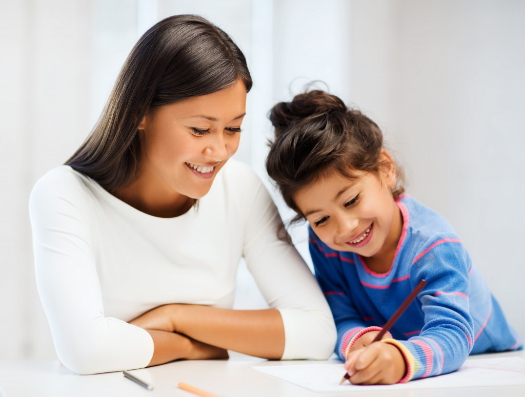 Mom and daughter drawing