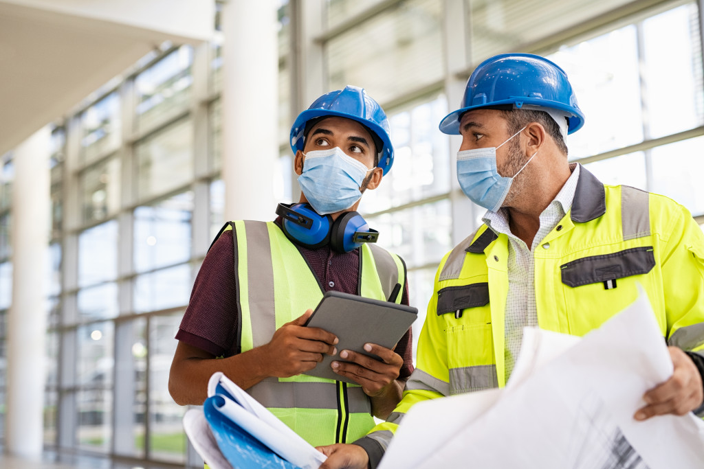 Construction professionals wearing masks