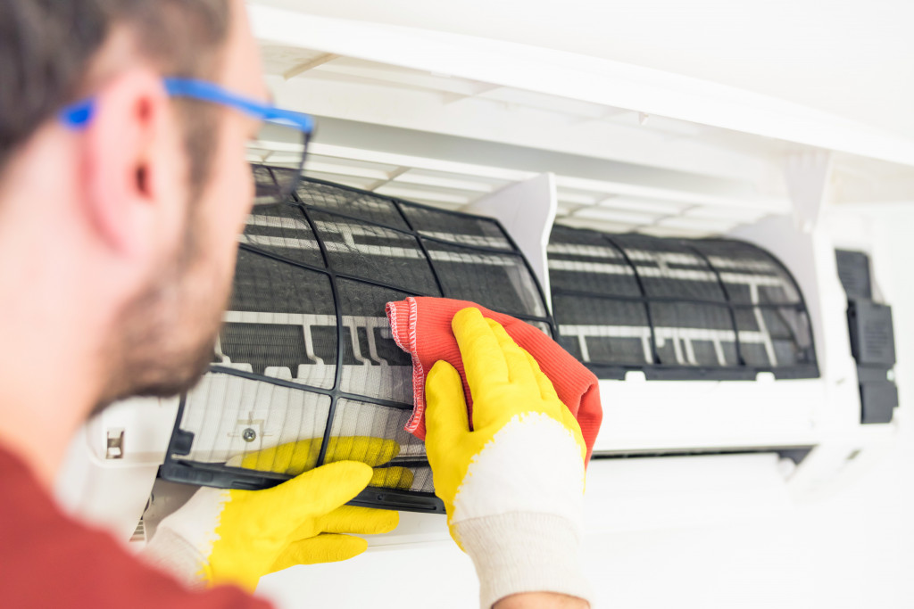 Cleaning air conditioner in the office